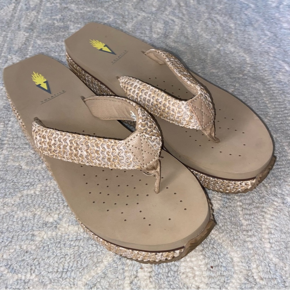 Volatile women’s 9 Straw Wedge Sandals beach vacay minimalist